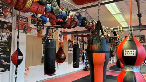 Innenansicht des Boxvereins in Dinslaken-Lohberg, viele Boxsäcke hängen von der Decke.