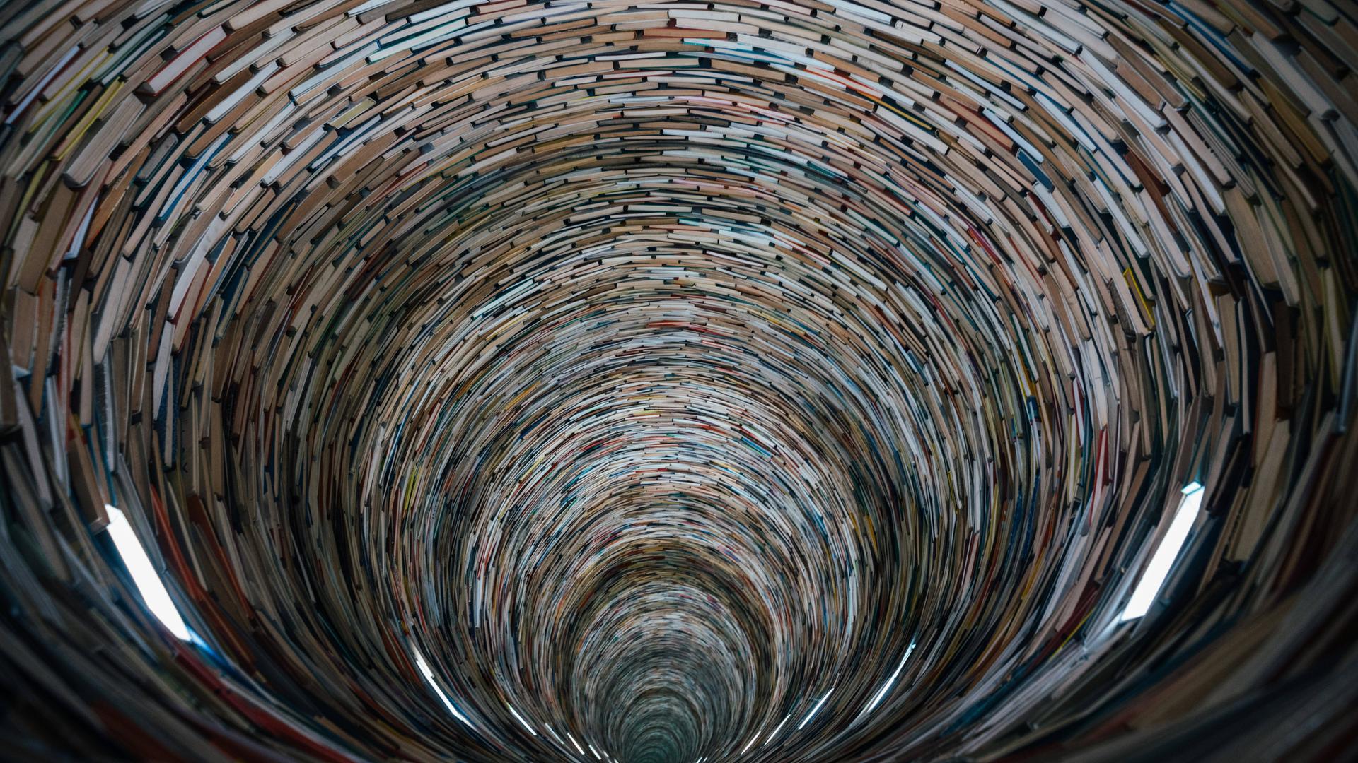 Der berühmte „Infinity Book Tower“ - ein Strudel aus unzähligen Büchern in der Prager Bibliothek