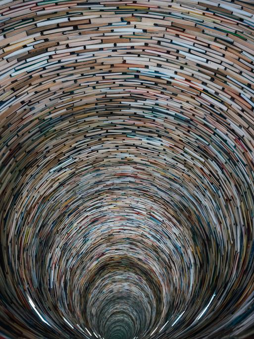 Der berühmte „Infinity Book Tower“ - ein Strudel aus unzähligen Büchern in der Prager Bibliothek