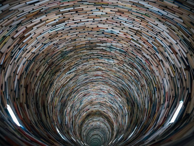 Der berühmte „Infinity Book Tower“ - ein Strudel aus unzähligen Büchern in der Prager Bibliothek