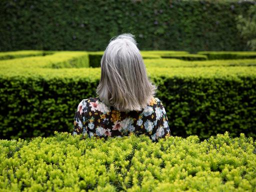 Senior woman imagining in park model released, Symbolfoto, FLLF00896