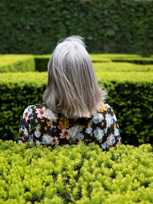 Senior woman imagining in park model released, Symbolfoto, FLLF00896