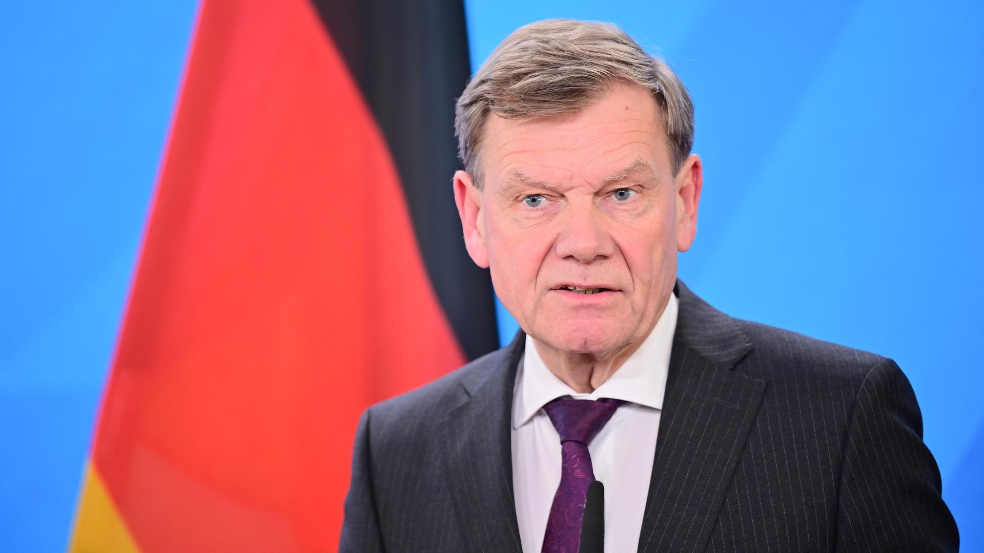 Johann Wadephul (CDU), Bundesaußenminister, spricht bei einer Pressekonferenz mit dem Indischen Außenminister Jaishankar im Auswärtigen Amt. Johann Wadephul (CDU), Bundesaußenminister, spricht bei einer Pressekonferenz mit dem Indischen Außenminister Jaishankar im Auswärtigen Amt.