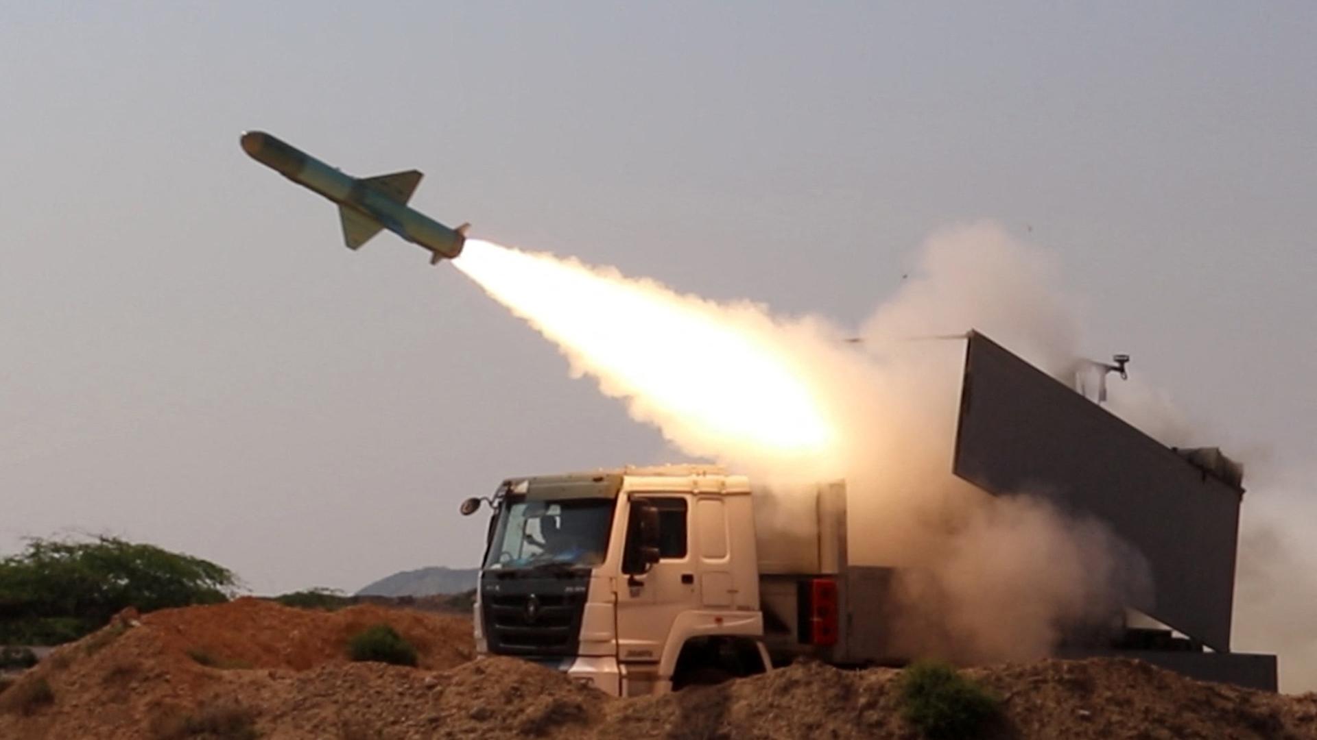 Das Foto von der iranischen Revolutionsgarde zeigt den Abschuss einer Rakete im Rahmen einer Militärübung im Februar 2026.