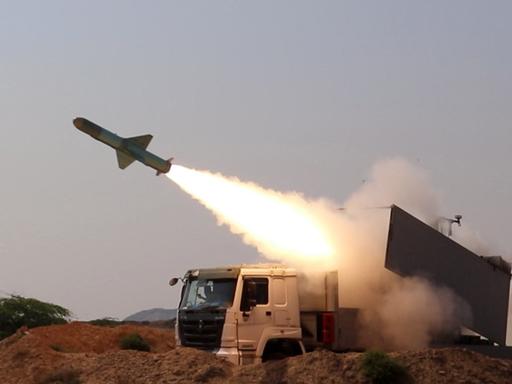 Das Foto von der iranischen Revolutionsgarde zeigt den Abschuss einer Rakete im Rahmen einer Militärübung im Februar 2026.