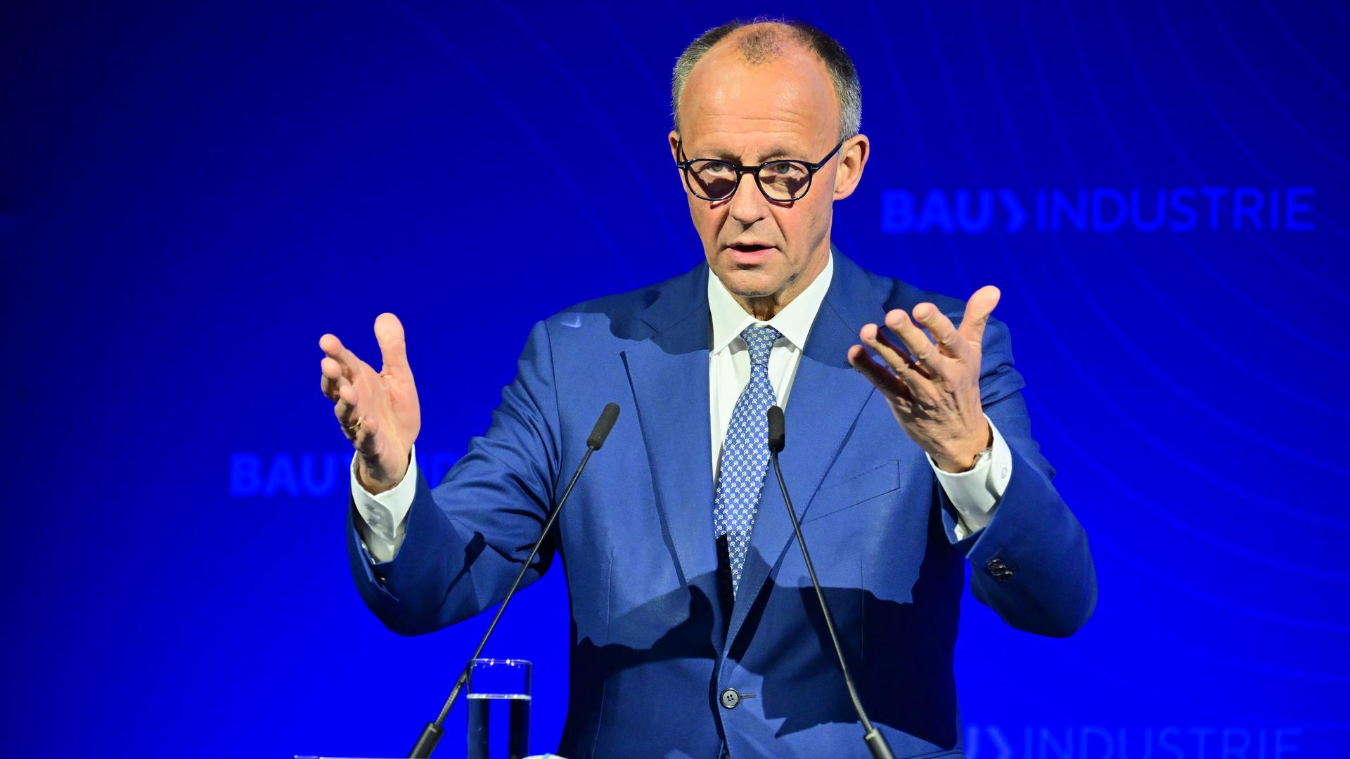 Bundeskanzler Friedrich Merz (CDU) spricht während des Tags der Bauindustrie am Rednerpult. Bundeskanzler Friedrich Merz (CDU) spricht während des Tags der Bauindustrie am Rednerpult.