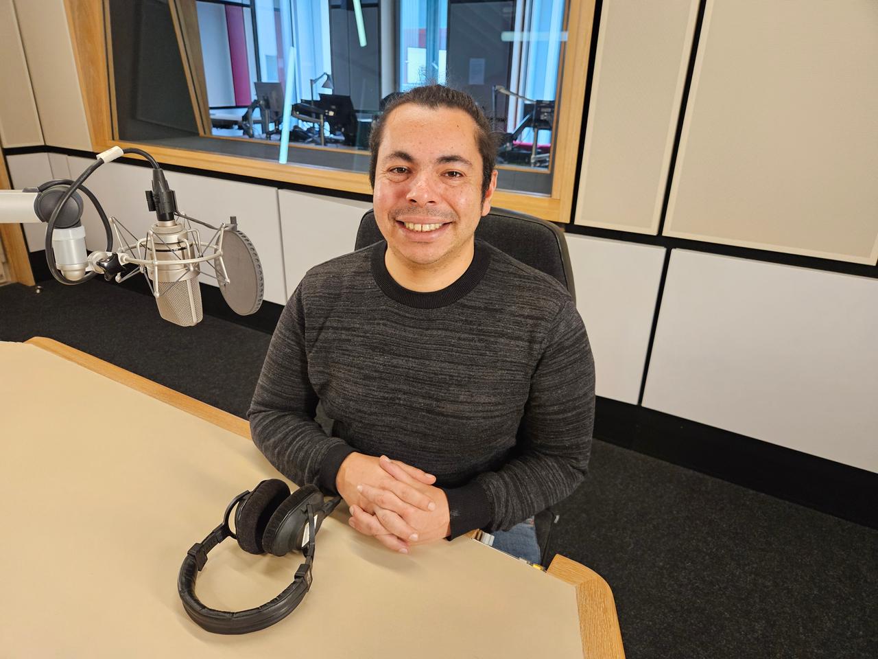 Israel-Experte und "zenith"-Journalist Robert Chatterjee im Studio von Deutschlandradio