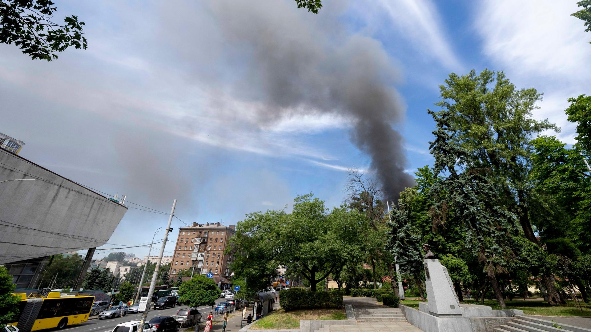 Rauch steigt im Juli 2024 im Stadtgebiet von kiew auf, nachdem es einen russischen Angriff gab