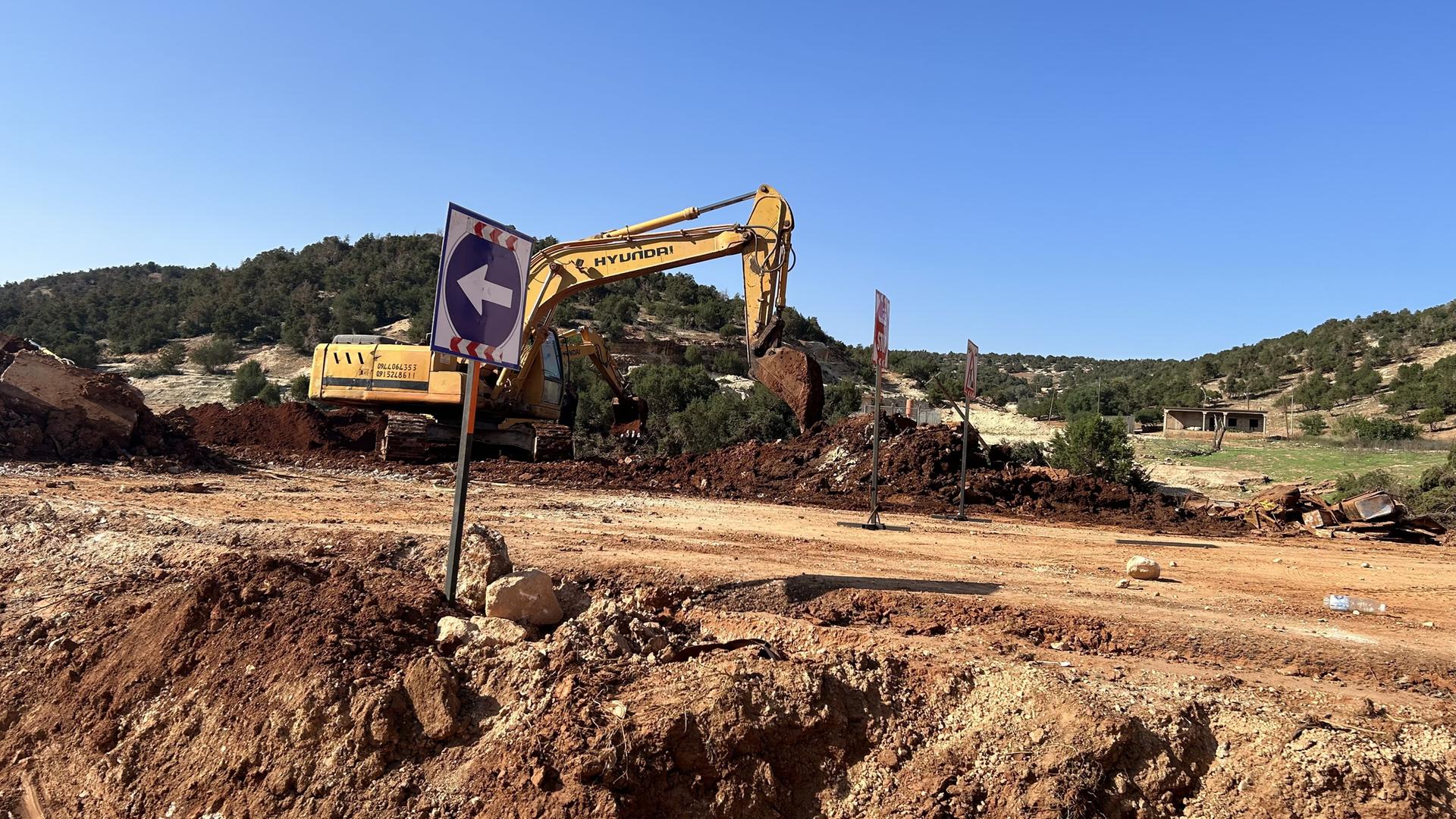 Ein Bagger schaufelt in der Region Darna im Osten Libyens.