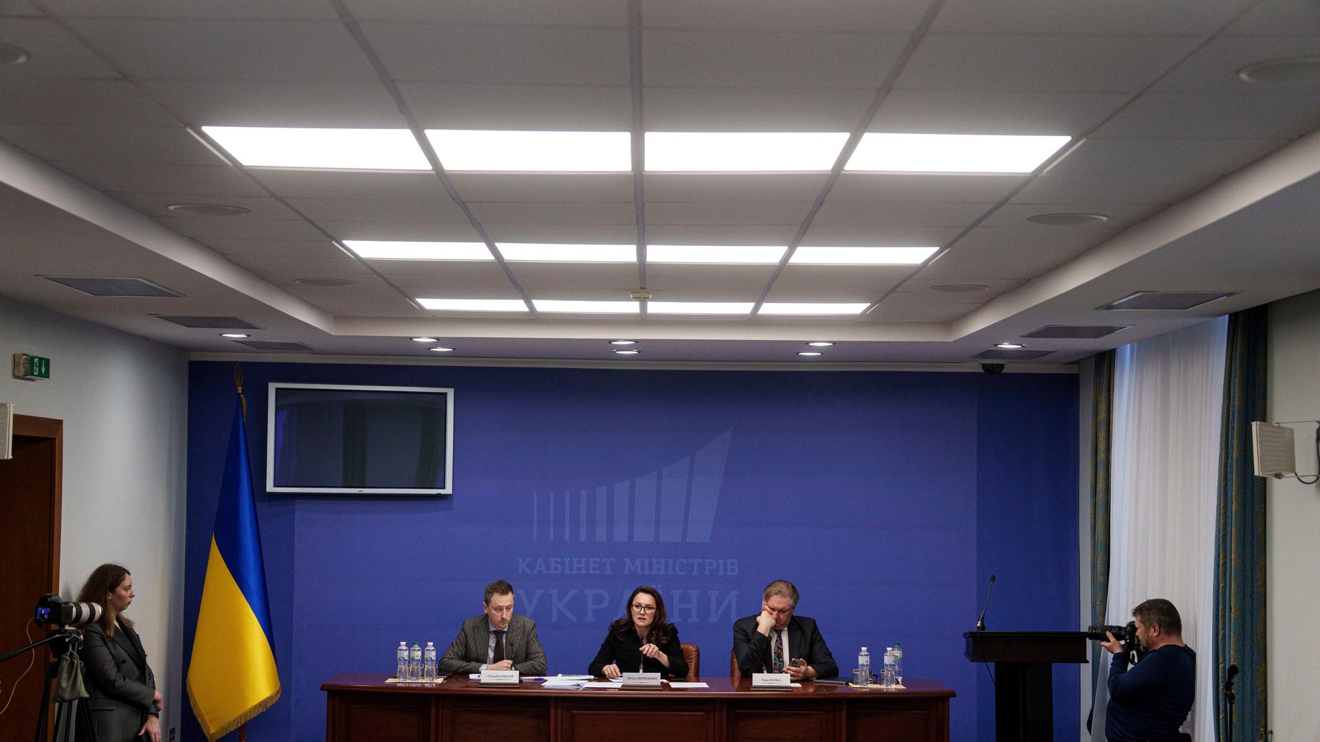 Die ukrainische Vizepremierministerin und Wirtschaftsministerin Julija Swyrydenko (M) nimmt an einer Pressekonferenz vor der Abstimmung in der Werchowna Rada über die Ratifizierung des Rohstoffabkommens zwischen der Ukraine und den Vereinigten Staaten teil. Die ukrainische Vizepremierministerin und Wirtschaftsministerin Julija Swyrydenko (M) nimmt an einer Pressekonferenz vor der Abstimmung in der Werchowna Rada über die Ratifizierung des Rohstoffabkommens zwischen der Ukraine und den Vereinigten Staaten teil.