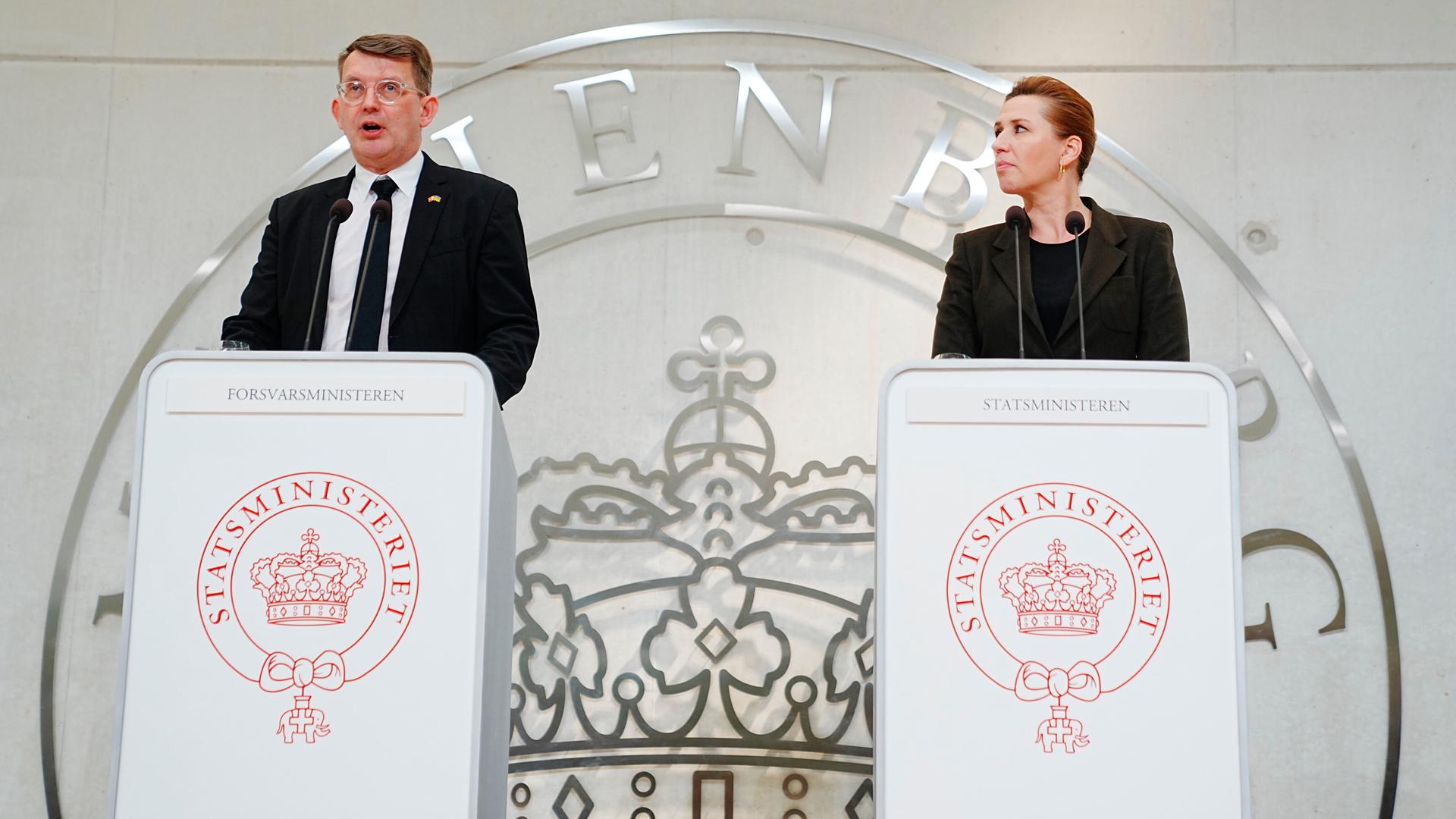 Marienborg: Mette Frederiksen (r), Ministerpräsidentin von Dänemark, und Troels Lund Poulsen, stellvertretendr Ministerpräsident und Verteidigungsminister, nehmen an einer Pressekonferenz in Marienborg teil. Marienborg: Mette Frederiksen (r), Ministerpräsidentin von Dänemark, und Troels Lund Poulsen, stellvertretendr Ministerpräsident und Verteidigungsminister, nehmen an einer Pressekonferenz in Marienborg teil.