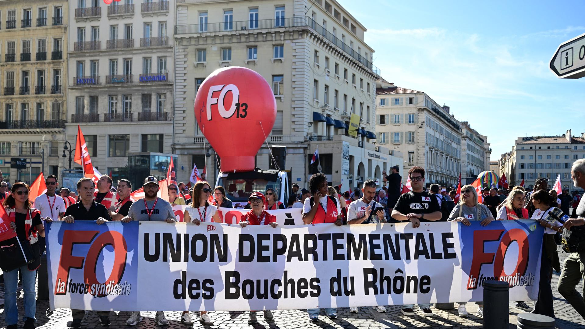 Demonstranten halten in Marseille ein Banner der französischen Gewerkschaft FO (Force Ouvrière) hoch, während eines Tages landesweiter Streiks und Proteste, zu denen die Gewerkschaften wegen des französischen Staatshaushalts aufgerufen haben. Demonstranten halten in Marseille ein Banner der französischen Gewerkschaft FO (Force Ouvrière) hoch, während eines Tages landesweiter Streiks und Proteste, zu denen die Gewerkschaften wegen des französischen Staatshaushalts aufgerufen haben.