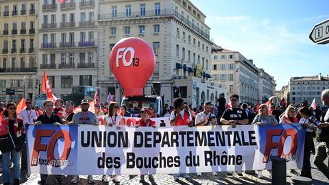 Demonstranten halten in Marseille ein Banner der französischen Gewerkschaft FO (Force Ouvrière) hoch, während eines Tages landesweiter Streiks und Proteste, zu denen die Gewerkschaften wegen des französischen Staatshaushalts aufgerufen haben.