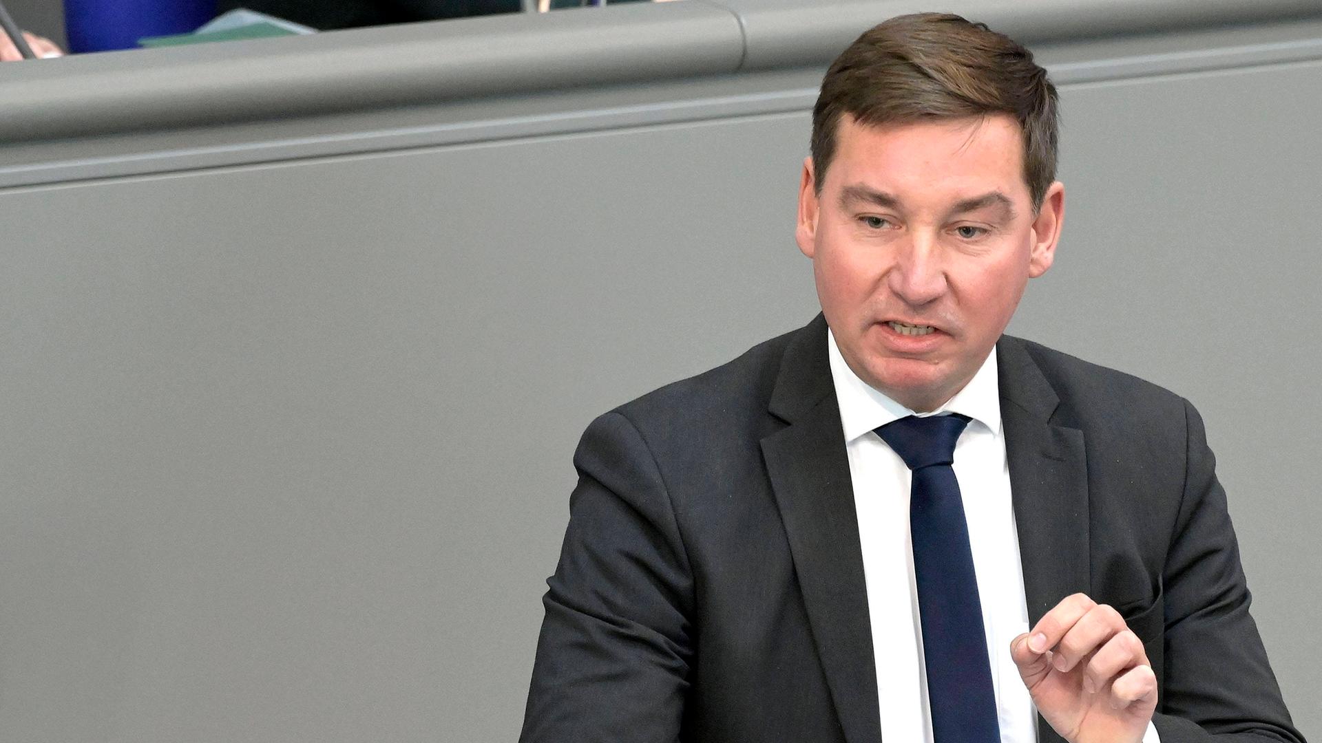 Sebastian Hartmann (SPD) steht am Rednerpult des Deutschen Bundestages.