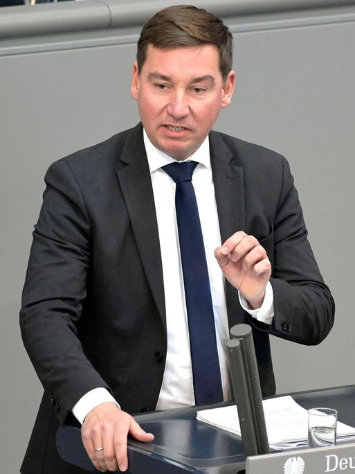 Sebastian Hartmann (SPD) steht am Rednerpult des Deutschen Bundestages.