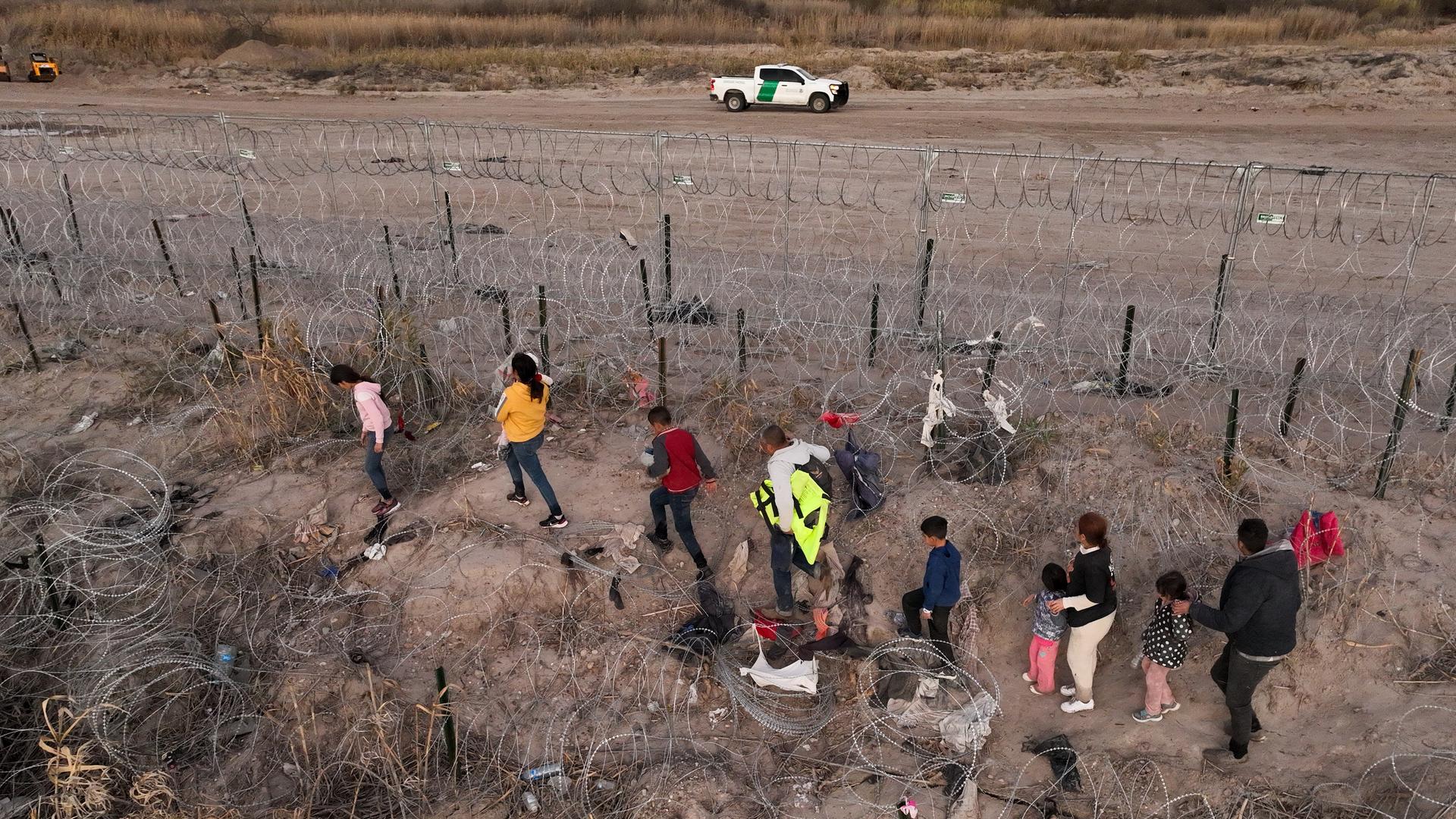Migranten an der texanischen Grenze zwischen Mexiko und den USA in Eagle Pass