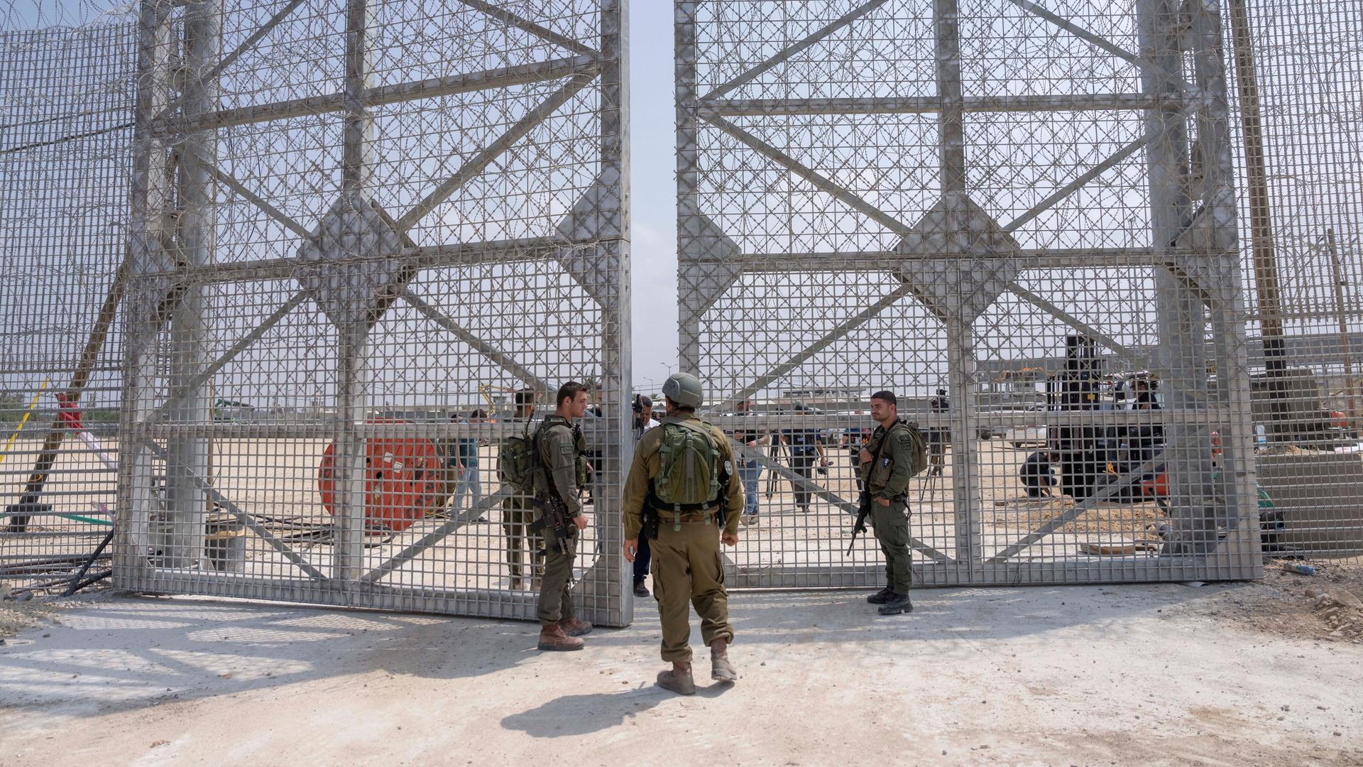 Israelische Soldaten versammeln sich in der Nähe eines leicht geöffneten Tores am Grenzübergang Erez.