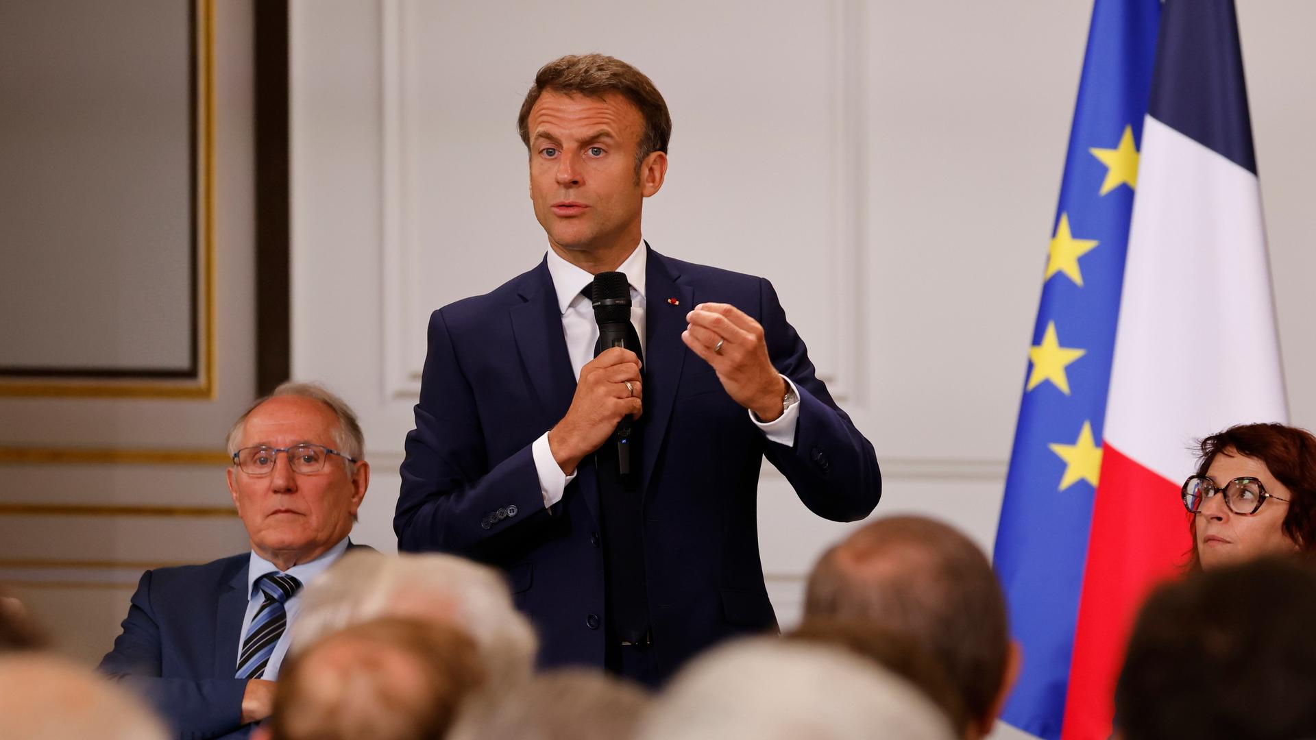 Macron spricht gestikulierend vor Publikum. Macron spricht gestikulierend vor Publikum.