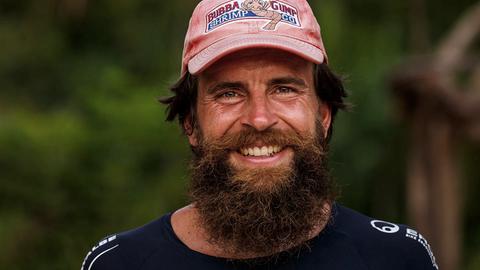 Jonas Deichmann lächelt in die Kamera. Er trägt einen Vollbart und ein Basecap.