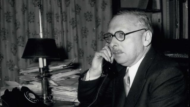 René Pleven sitzt in einer Aufnahme von 1957 in seinem Haus in Paris am Schreibtisch und telefoniert. René Pleven sitzt in einer Aufnahme von 1957 in seinem Haus in Paris am Schreibtisch und telefoniert.