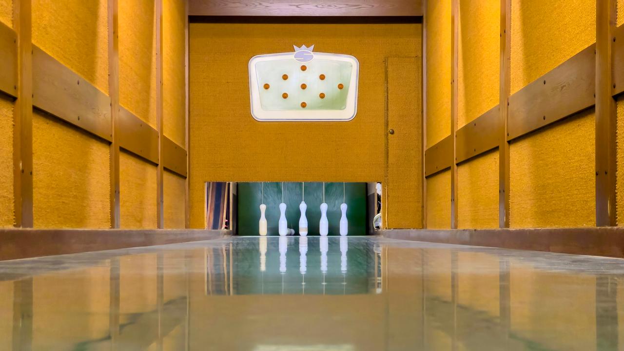 Blick auf eine altmodische Kegelbahn