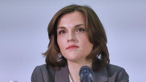 Elisabeth Kaiser, SPD, schaut enst. 