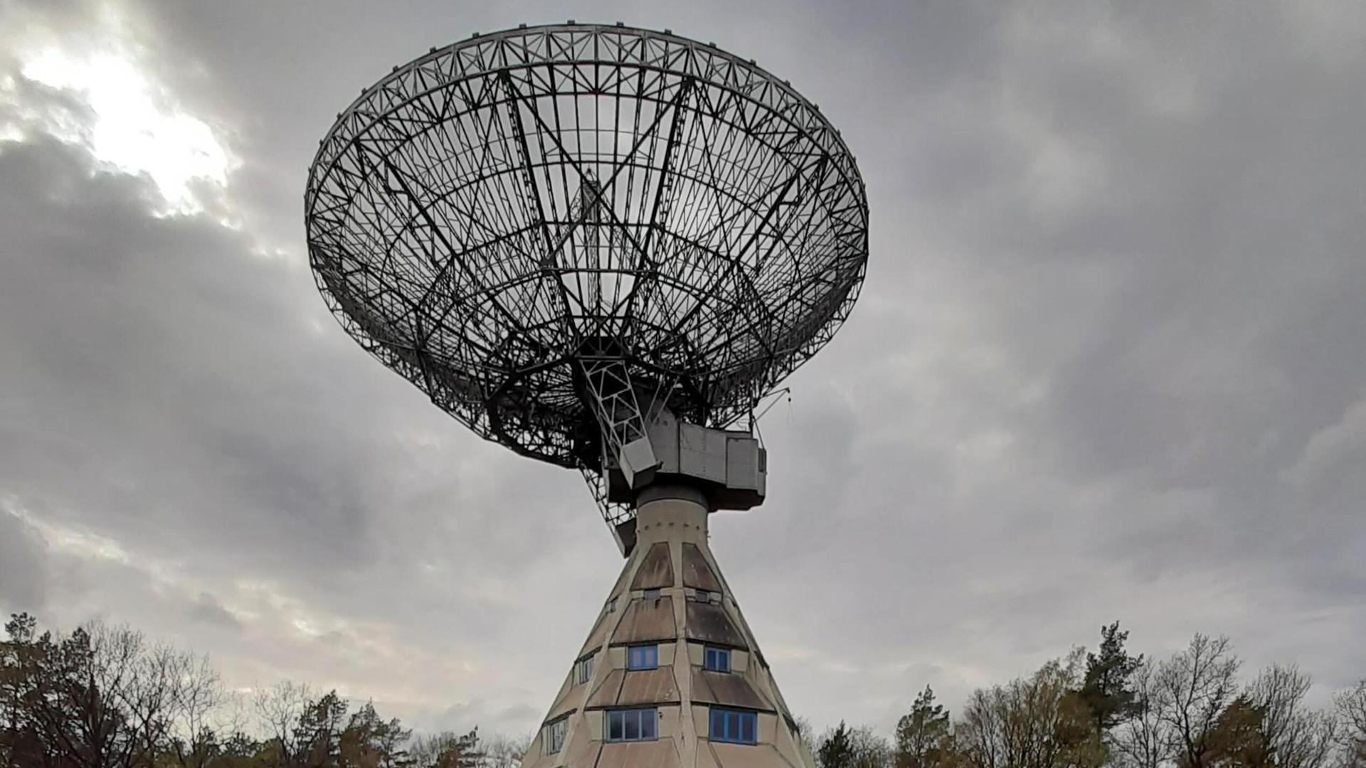 Auf dem Berg Stockert in der Eifel steht auf einer grünen Wiese das Radioteleskop Stockert.
