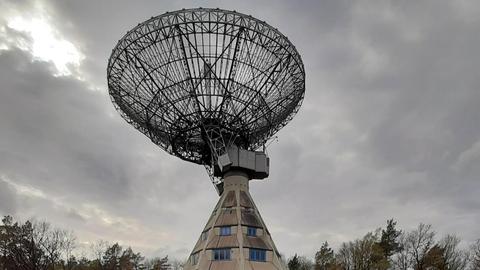 Auf dem Berg Stockert in der Eifel steht auf einer grünen Wiese das Radioteleskop Stockert.