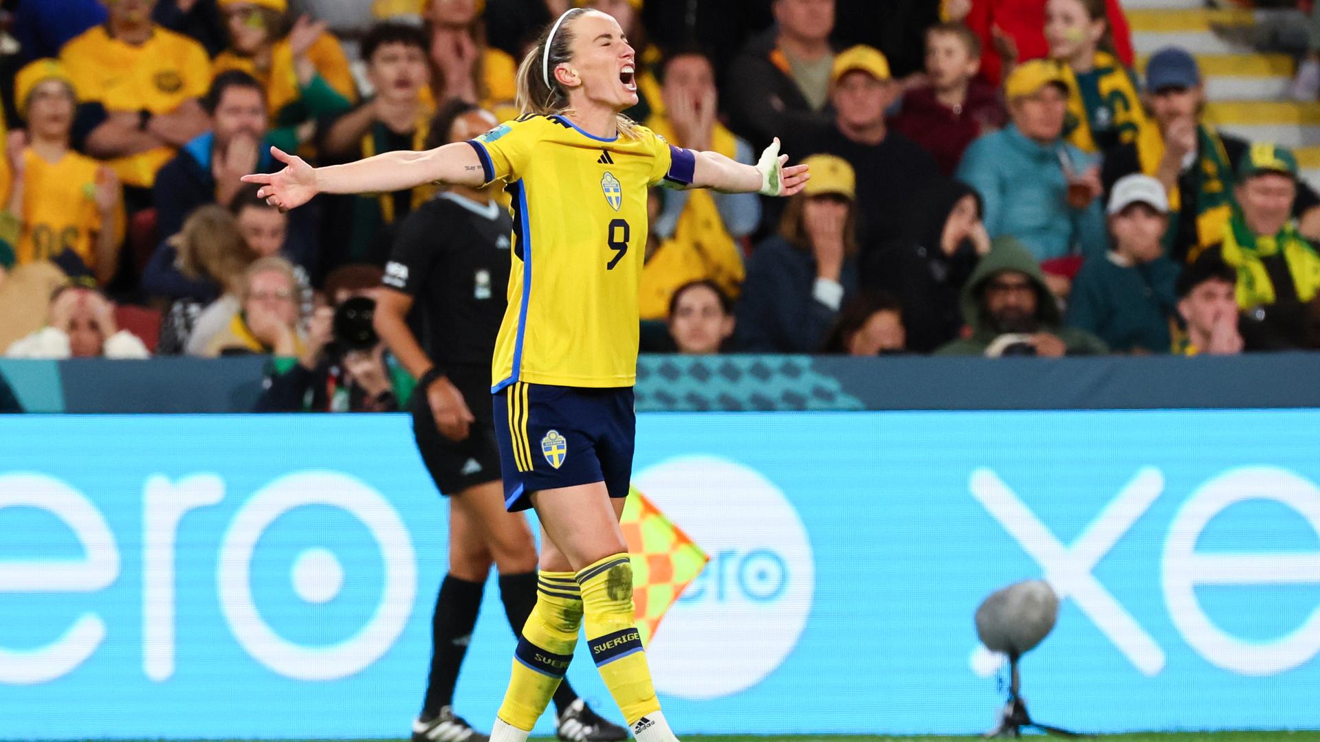 Eine schwedische Spielerin breitet ihre Arme nach einem Treffer zum Jubel aus.
