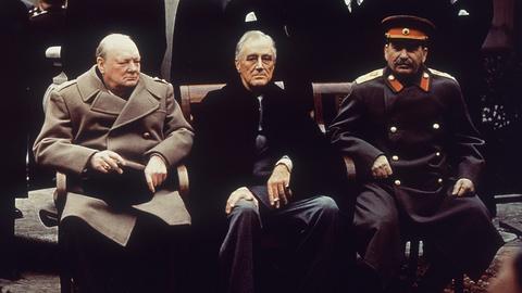 Der britische Prämier Winston Churchill (l.) neben US-Präident Franklin D. Roosevelt und Joseph Stalin bei der Konferenz in Jalta am 11. Februar 1945.