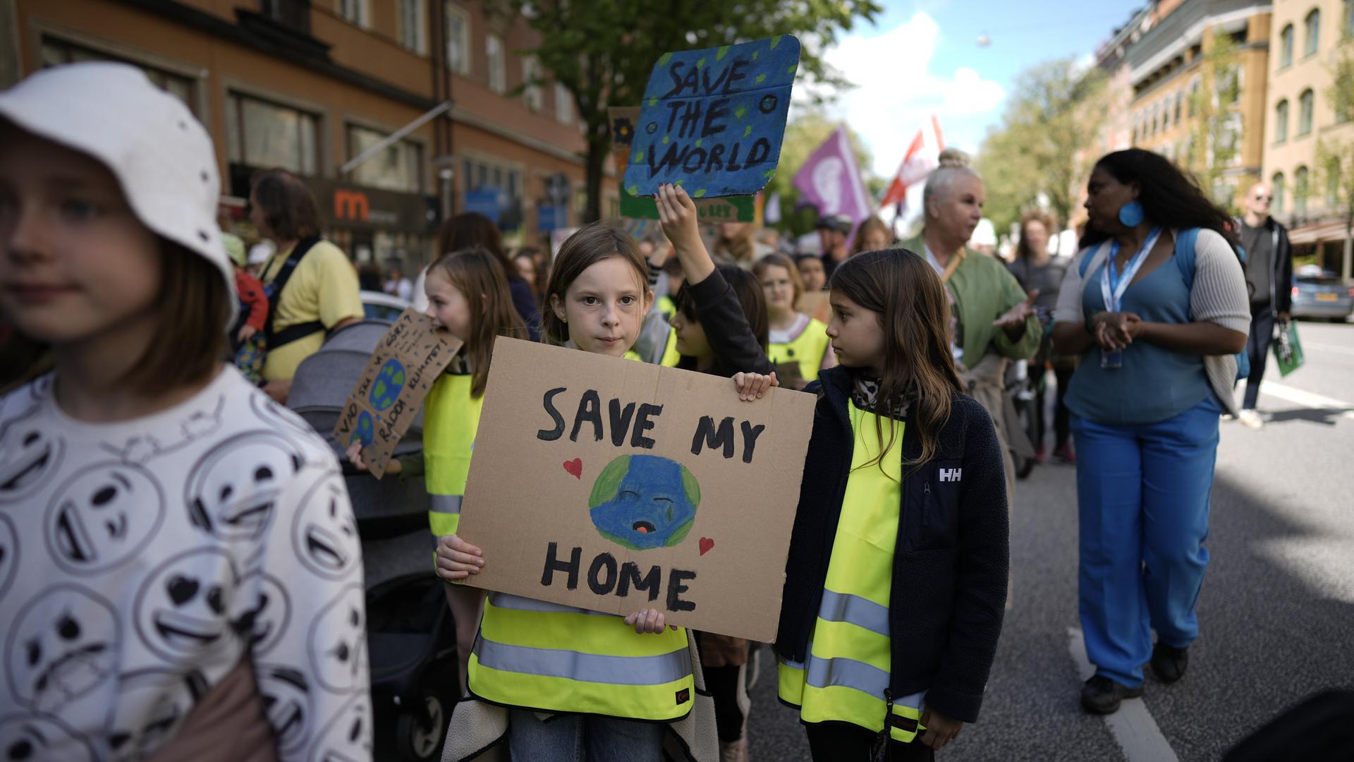 "Save our home" - Kinder auf Klimademo Anfang Juni 2022 in Stockholm