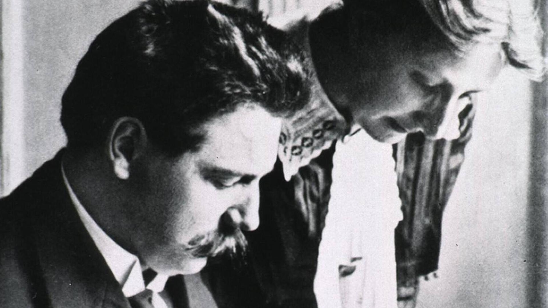Albert Schweitzer mit seiner Frau und medizinischen Partnerin Helene Schweitzer-Bresslau im Jahr 1913, als sie ihr erstes Missionskrankenhaus in Lambaréné, Gabun (damals Französisch-Äquatorialafrika), gründeten.