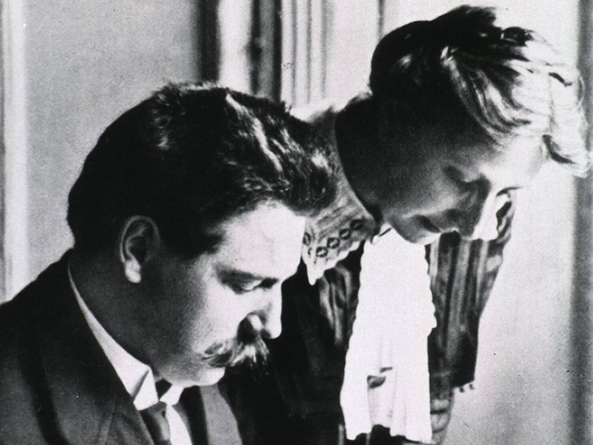 Albert Schweitzer mit seiner Frau und medizinischen Partnerin Helene Schweitzer-Bresslau im Jahr 1913, als sie ihr erstes Missionskrankenhaus in Lambaréné, Gabun (damals Französisch-Äquatorialafrika), gründeten.