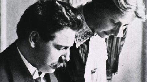 Albert Schweitzer mit seiner Frau und medizinischen Partnerin Helene Schweitzer-Bresslau im Jahr 1913, als sie ihr erstes Missionskrankenhaus in Lambaréné, Gabun (damals Französisch-Äquatorialafrika), gründeten.
