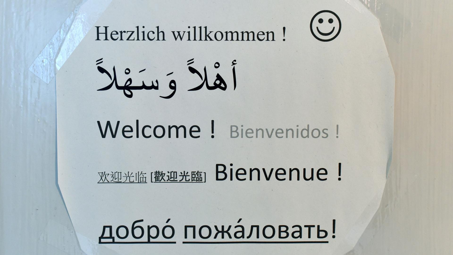 Ein Willkommensschild in verschiedenen Sprachen