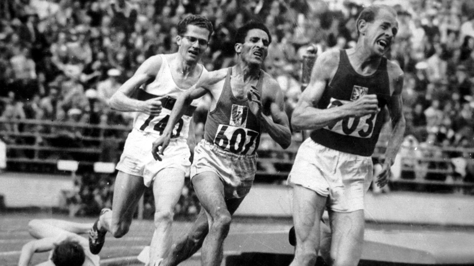 Emil Zátopek (vorne) holt bei den Olympischen Spielen in Helsinki 1952 Gold über 5000 Meter.