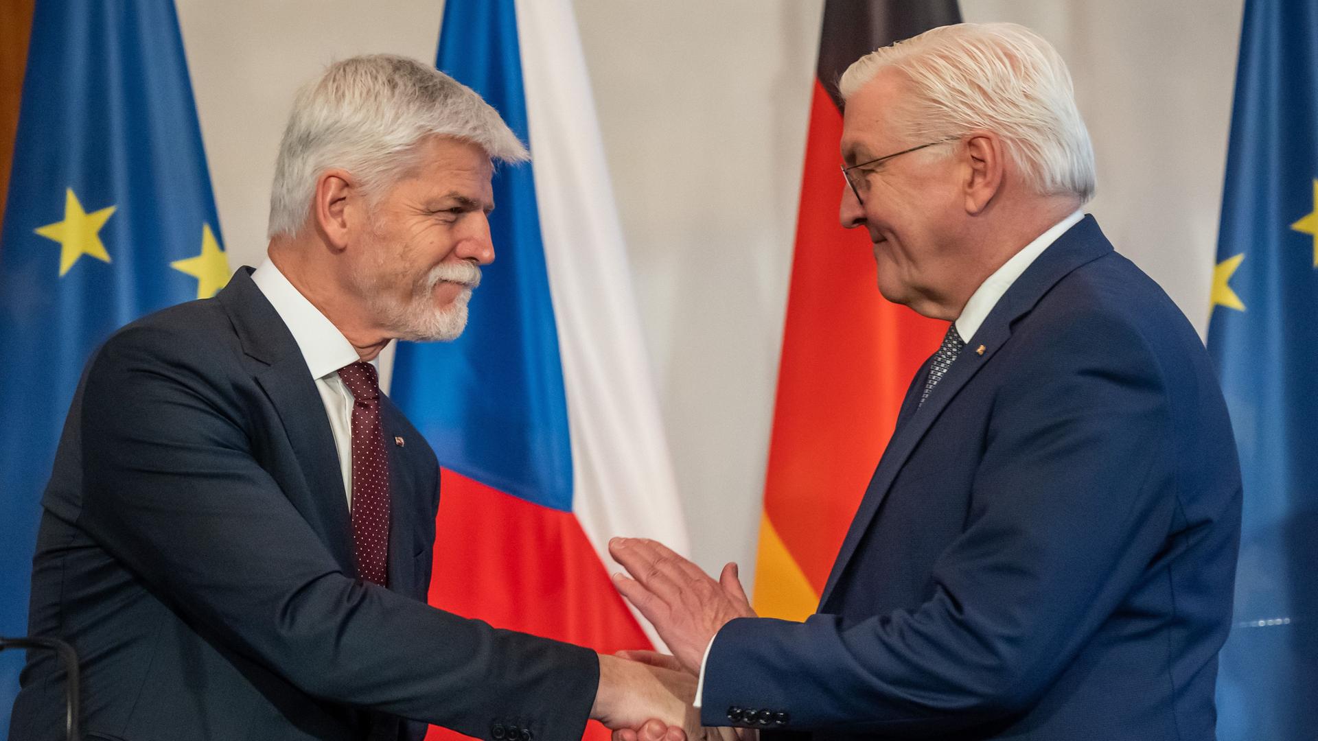 Berlin: Bundespräsident Frank-Walter Steinmeier (r) verabschiedet Petr Pavel, Präsident von Tschechien, nach einer Pressekonferenz nach ihrem Gespräch im Schloss Bellevue.