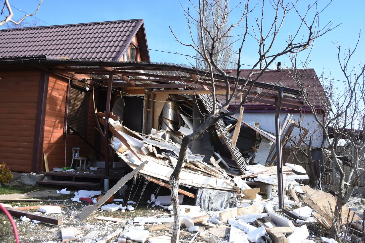 Ein Wohnhaus in Odessa in der Ukraine, dass bei einem Angriff der russischen Armee durch ein Geschoss verwüstet wurde.