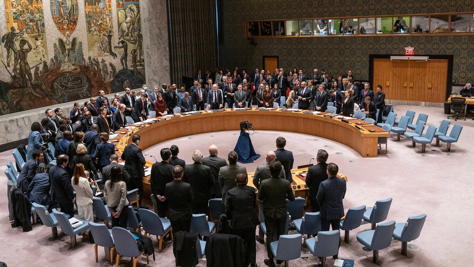 Sehr viele Menschen stehen um den runden Tisch des Sicherheitsrates.