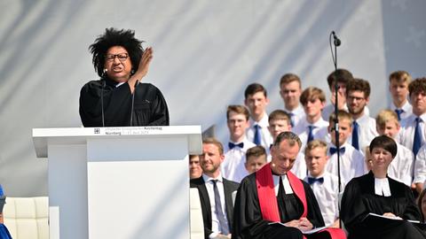 Pastor Quinton Ceasar, Kirchentagspastor Arnd Schomerus und Pfarrerin Sabrina Wilkenshof beim Schlussgottesdienst auf dem 38. Evangelischen Kirchentag in Nürnberg.