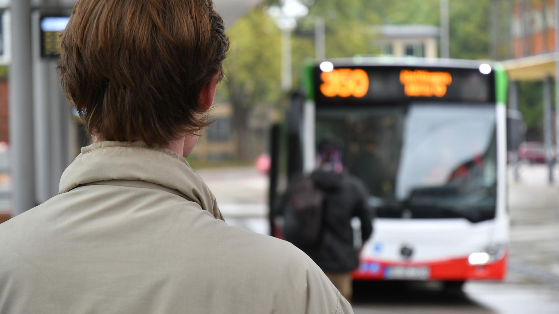 Zwei Studenten aus Bochum sind viel mit dem Bus unterwegs und kritisieren die Bogestra: Kundenunfreundlichkeit, Vorne-Einsteigen, zu frühe Abfahrten (Unzuverlässigkeit) sind Probleme, die sie umtreiben.