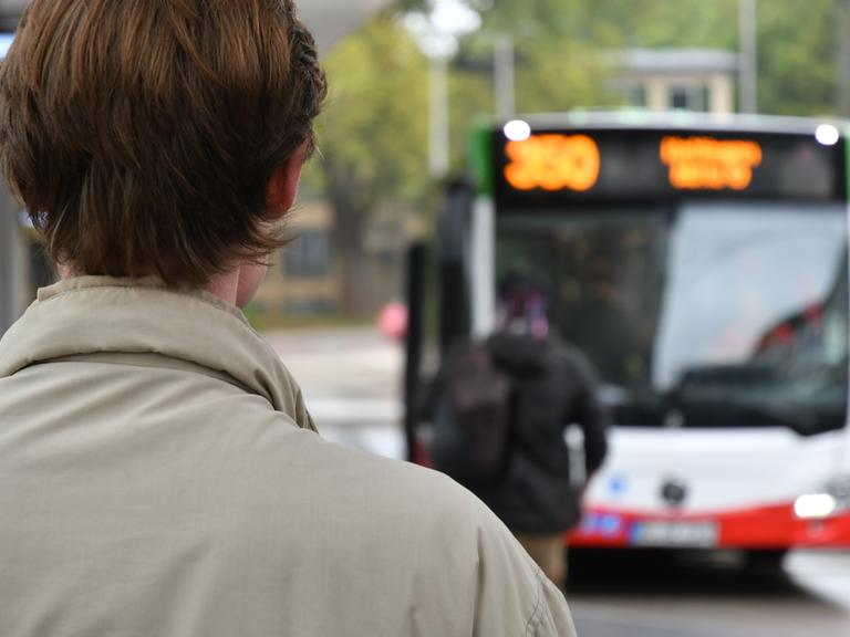 Zwei Studenten aus Bochum sind viel mit dem Bus unterwegs und kritisieren die Bogestra: Kundenunfreundlichkeit, Vorne-Einsteigen, zu frühe Abfahrten (Unzuverlässigkeit) sind Probleme, die sie umtreiben.