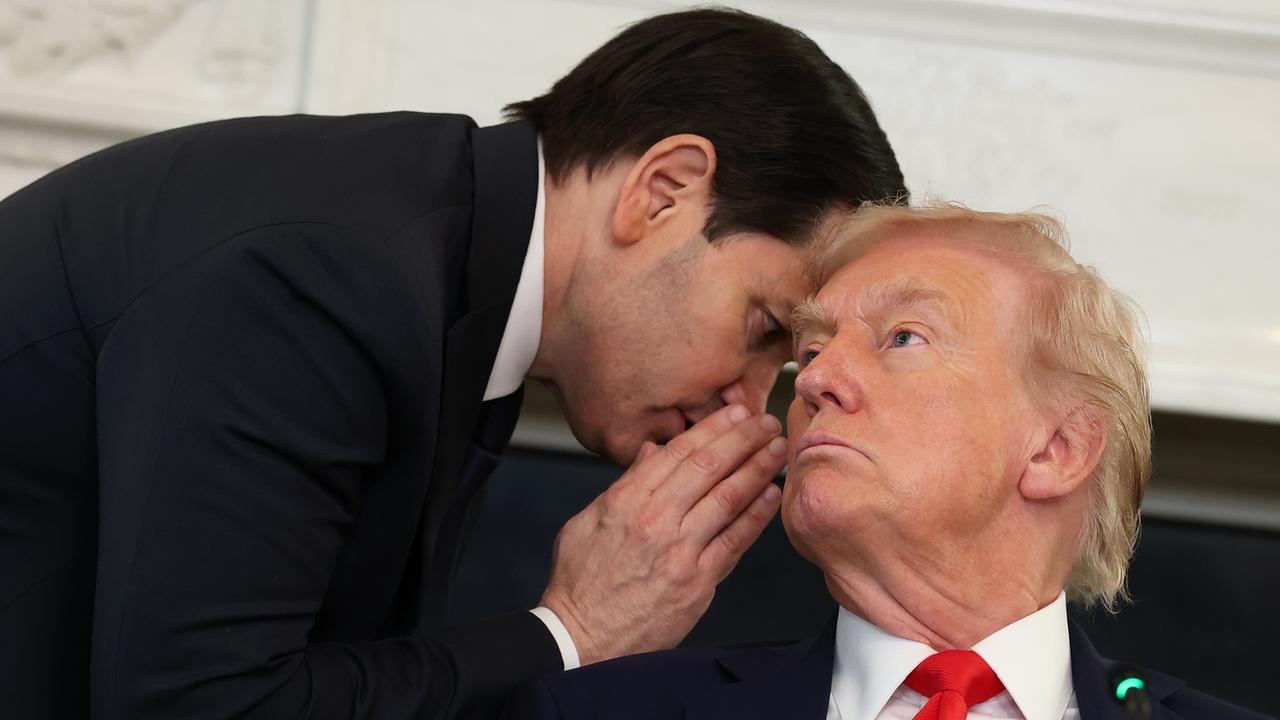 US-Außenminister Marco Rubio (links) spricht mit US-Präsident Donald Trump während einer Diskussionsrunde im State Dining Room des Weißen Hauses 
