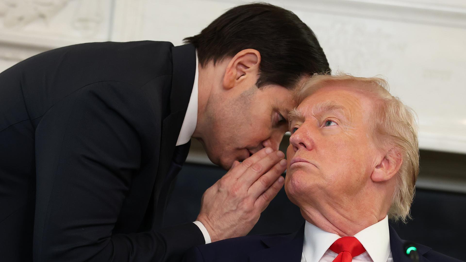 US-Außenminister Marco Rubio (links) spricht mit US-Präsident Donald Trump während einer Diskussionsrunde im State Dining Room des Weißen Hauses 