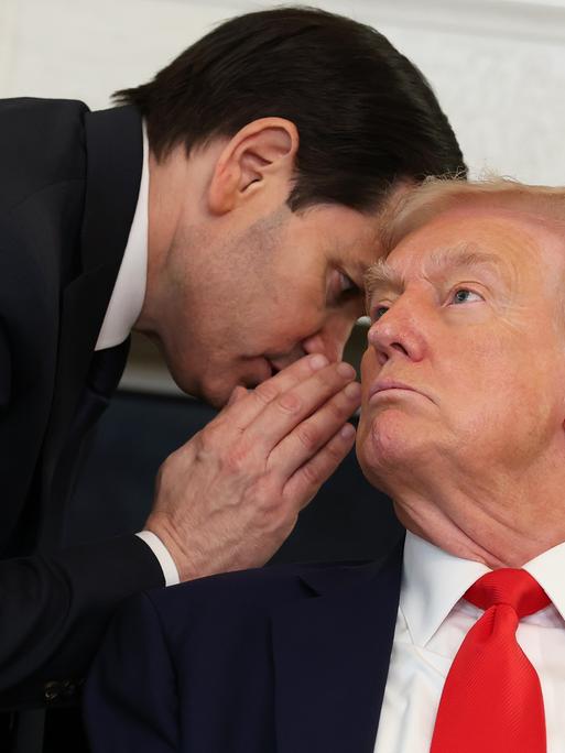 US-Außenminister Marco Rubio (links) spricht mit US-Präsident Donald Trump während einer Diskussionsrunde im State Dining Room des Weißen Hauses 