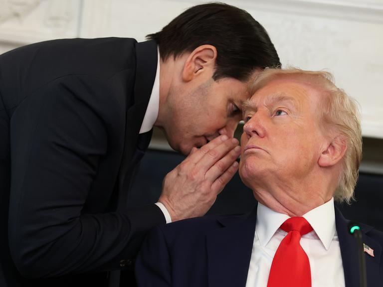 US-Außenminister Marco Rubio (links) spricht mit US-Präsident Donald Trump während einer Diskussionsrunde im State Dining Room des Weißen Hauses 