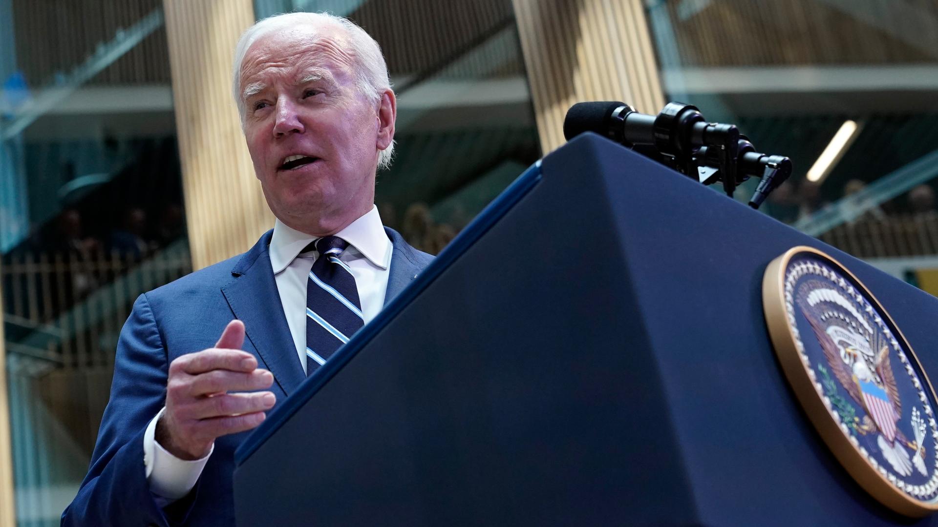 US-Präsident Biden steht bei seiner Ansprache an der Ulster University in Belfast hinter einem Rednerpult. US-Präsident Biden steht bei seiner Ansprache an der Ulster University in Belfast hinter einem Rednerpult.