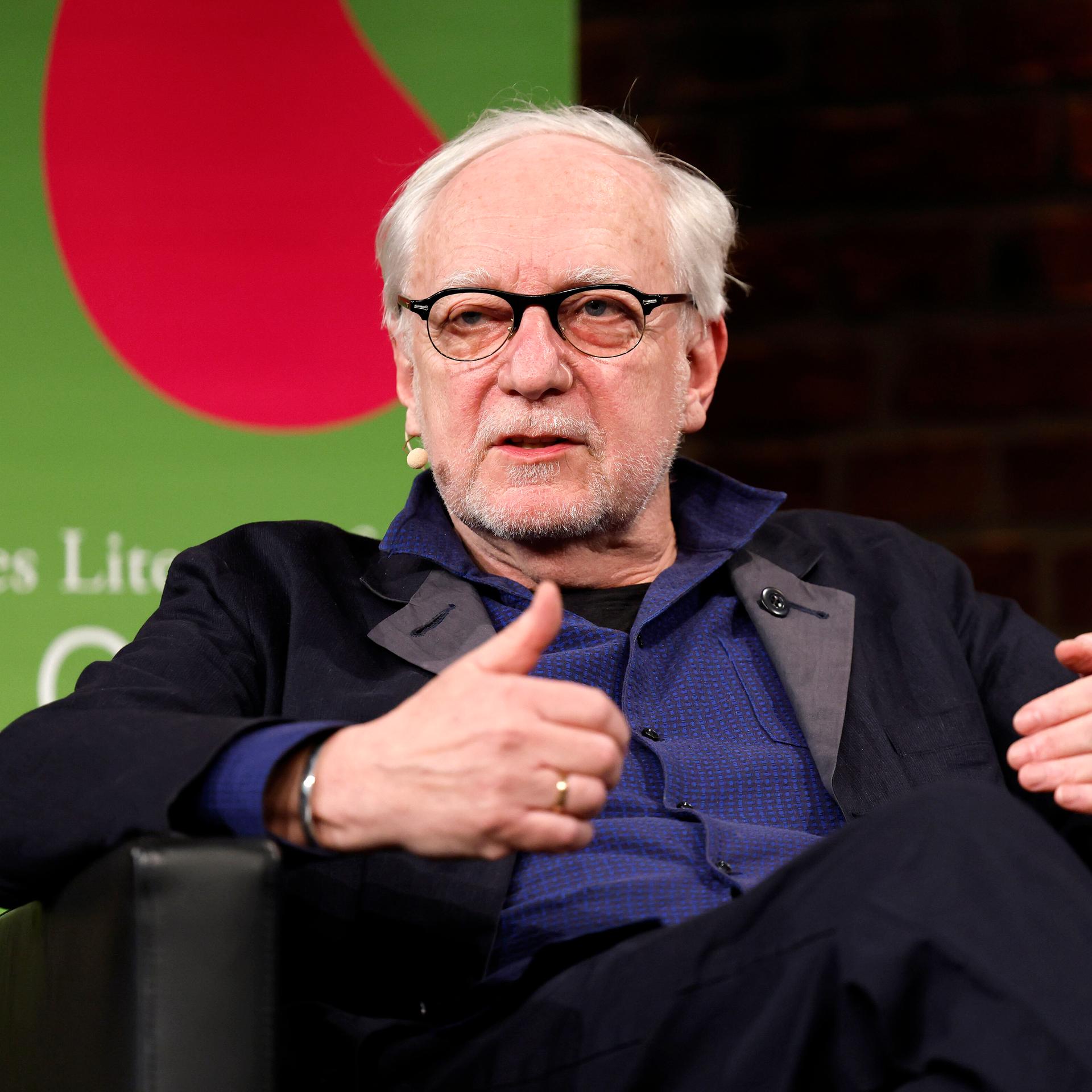 Politikwissenschaftler Claus Leggewie auf der Lit.Cologne 2025 Veranstaltung 'Zwischen Realpolitik und Utopie' in den Balloni-Hallen. Köln, 24.03.2025