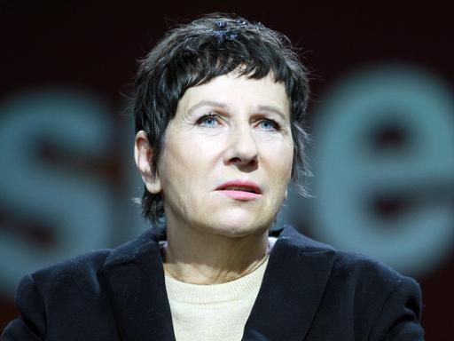 Porträt der Autorin Angelika Klüssendorf auf der Frankfurter Buchmesse 2023 vor einem schwarzen Hintegrund 