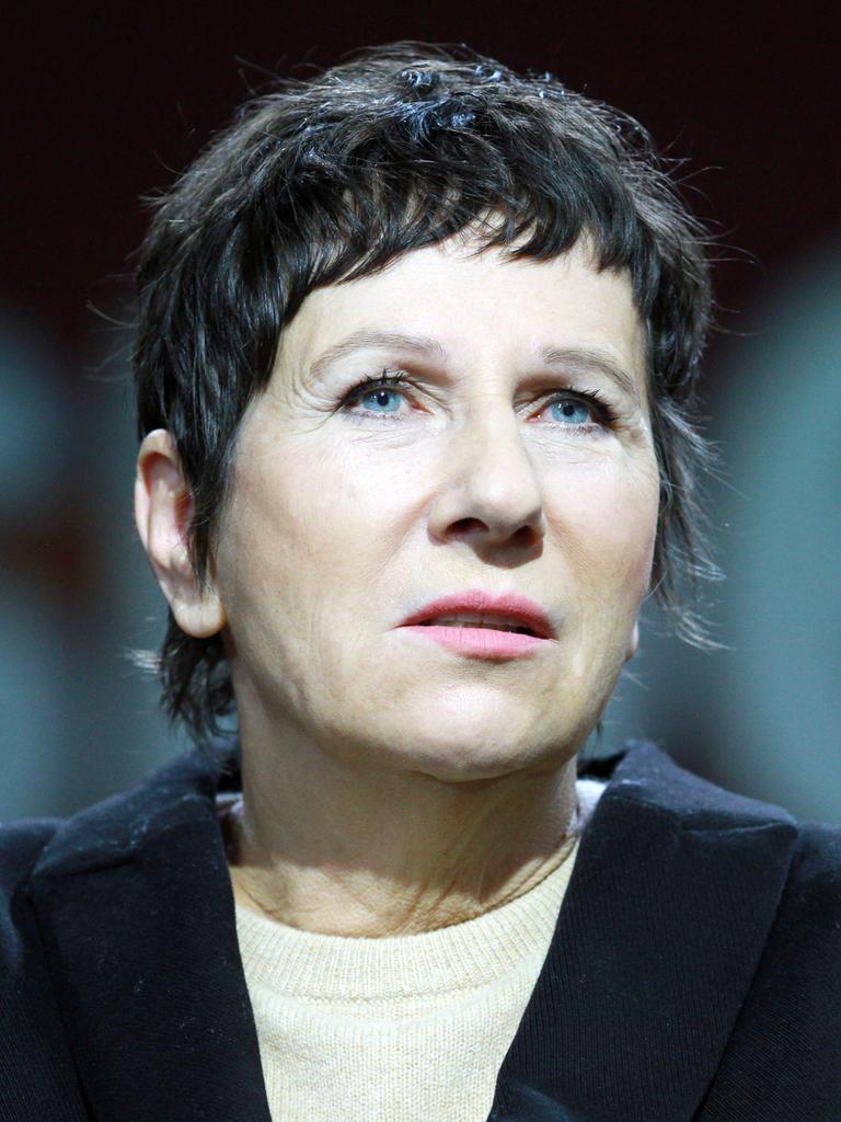 Porträt der Autorin Angelika Klüssendorf auf der Frankfurter Buchmesse 2023 vor einem schwarzen Hintegrund 